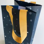 Пакет для бутылки с лентами